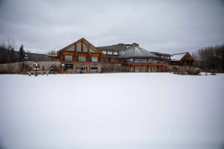 Discover the world's largest log home at Moberly Lake, a stunning structure with 10 bedrooms, 16 bathrooms, and rich history. Follow us for more updates!